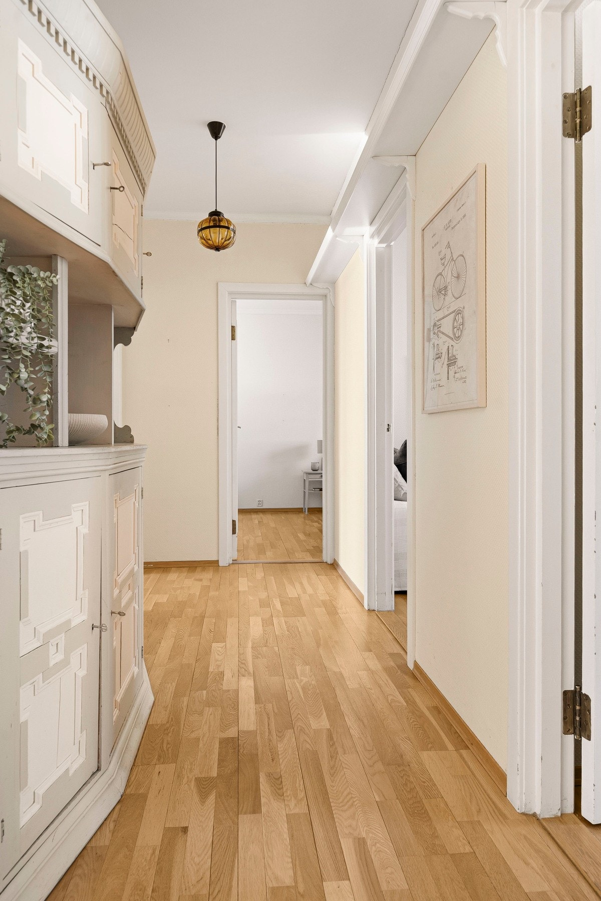 Gulvet er dekket med parkett og veggene er malt lyse. Galleribilde