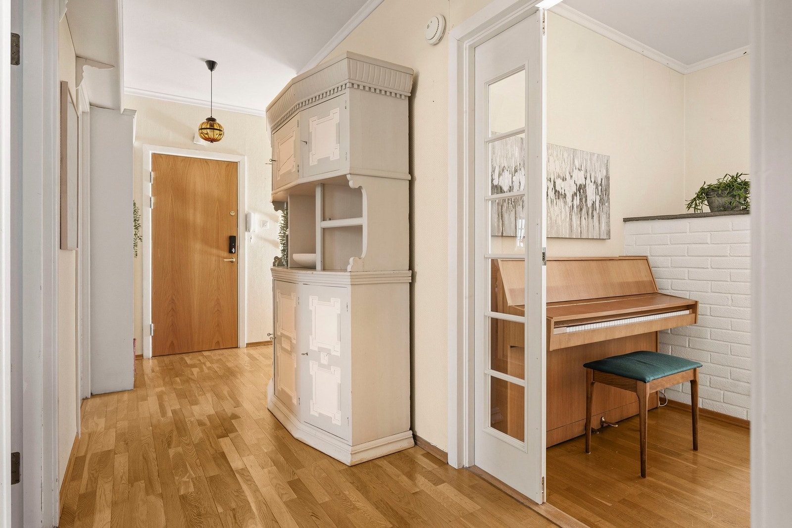 Velkommen inn! Det første som møter deg er en lys og romslig entré som gir et godt førsteinntrykk av boligen. Galleribilde