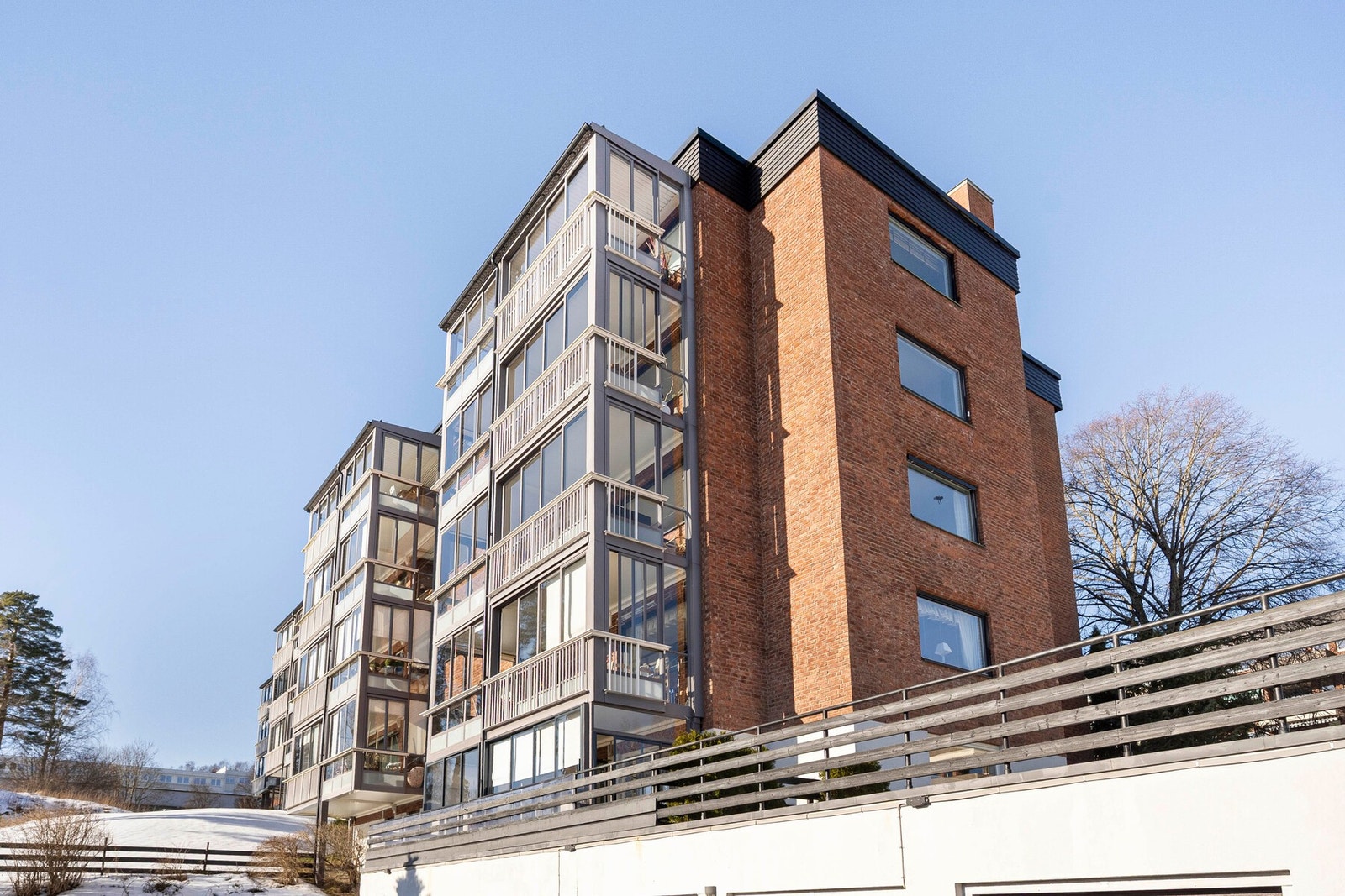 Boligblokken er bygget med ekstra gode kvaliteter som høyere takhøyde, store vindusflater, egne garasjer, kjølerom og pen teglsteins fasade. Galleribilde