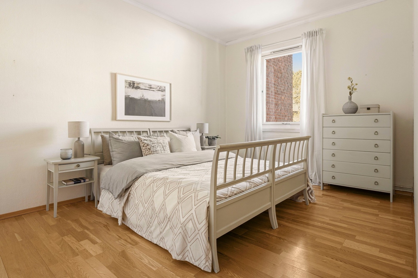 Hovedsoverommet er romslig med god plass til dobbeltseng, nattbord og dekor. Galleribilde