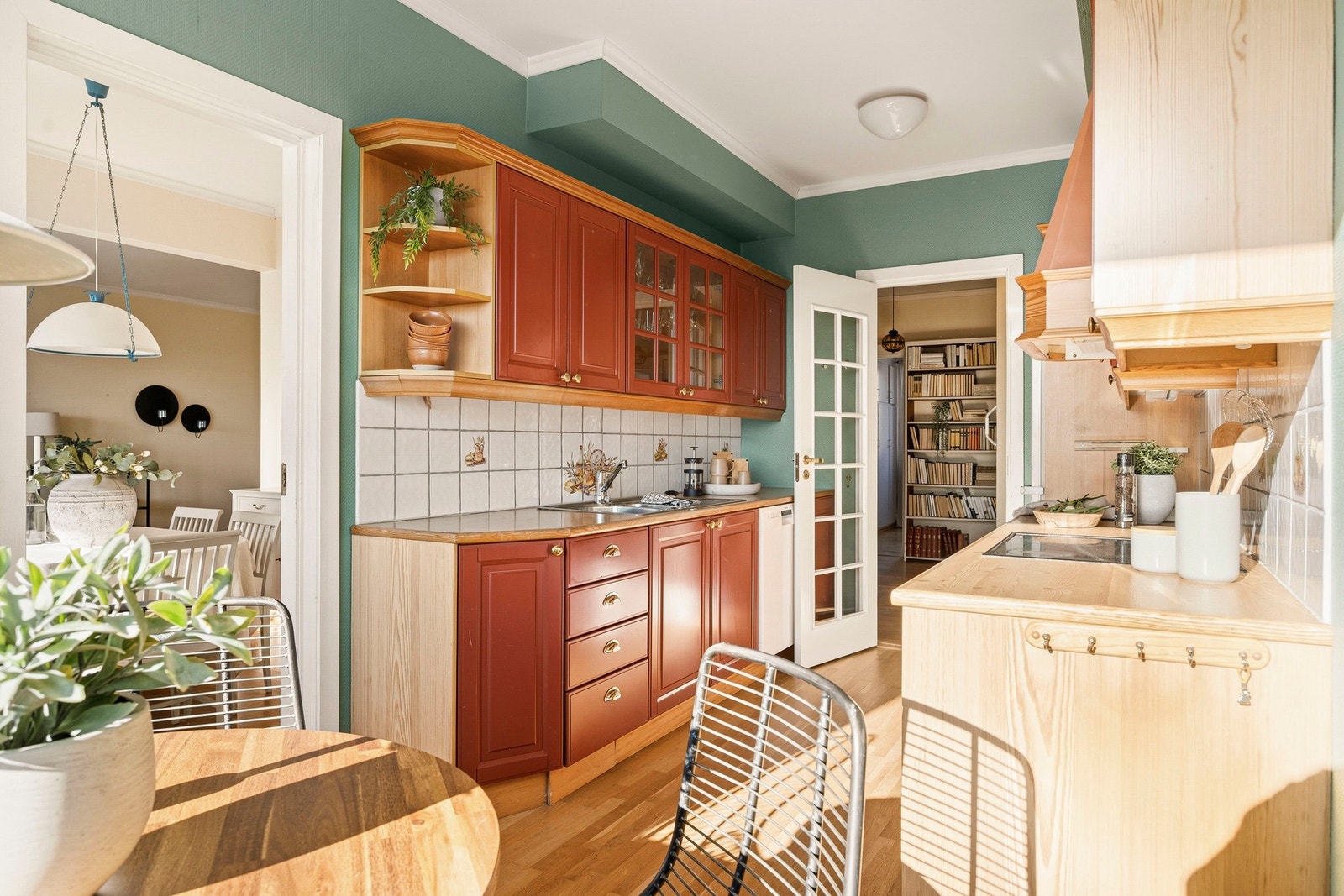 Kjøkkenet ligger i tilknytning til stuen - meget praktisk for sosiale sammenkomster. Galleribilde