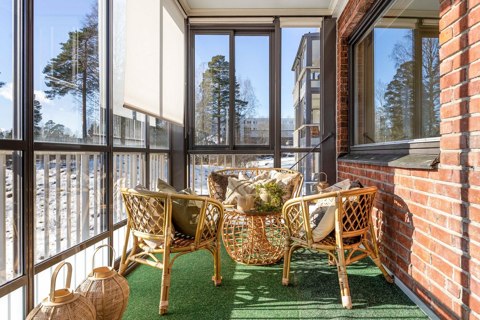 Videre er balkongen utstyrt med markiser. Galleribilde