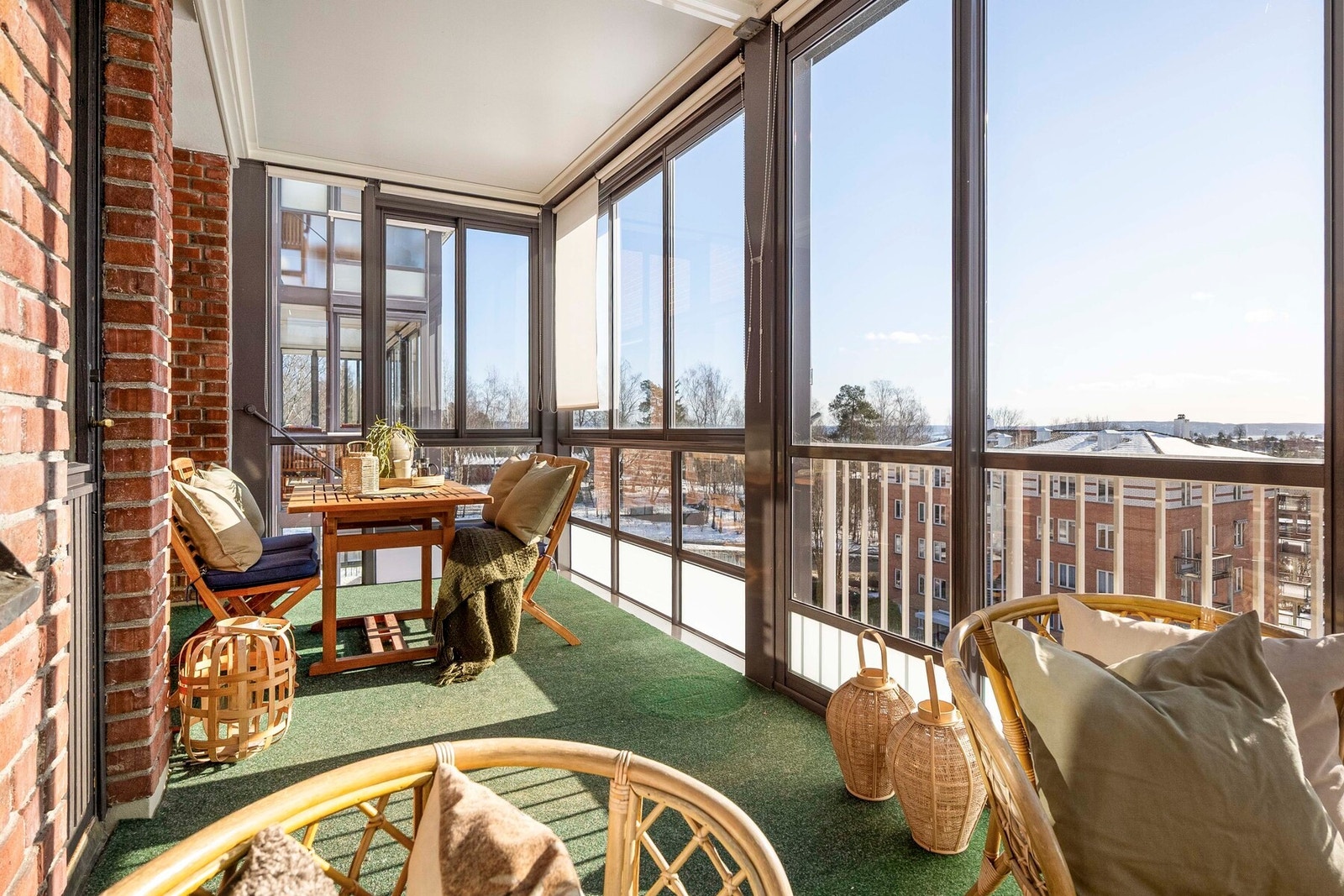 En lys og gjennomgående 4-roms selveier beliggende svært sentralt på Østerås i et populært og rolig boligområde. Galleribilde