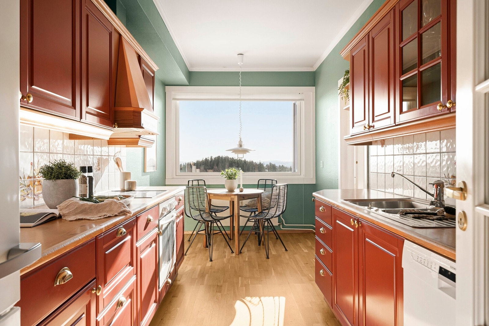 Kjøkkeninnredning fra 2000 med laminerte skrog, heltre profilerte fronter og heltre benkeplate med nedfelt oppvaskkum. Galleribilde