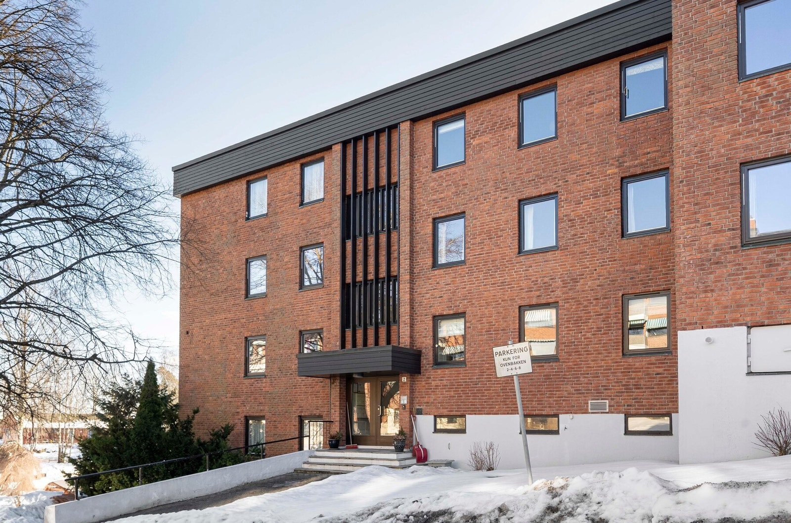 Adkomst gjøres via felles trappegang med callinganlegg. Galleribilde