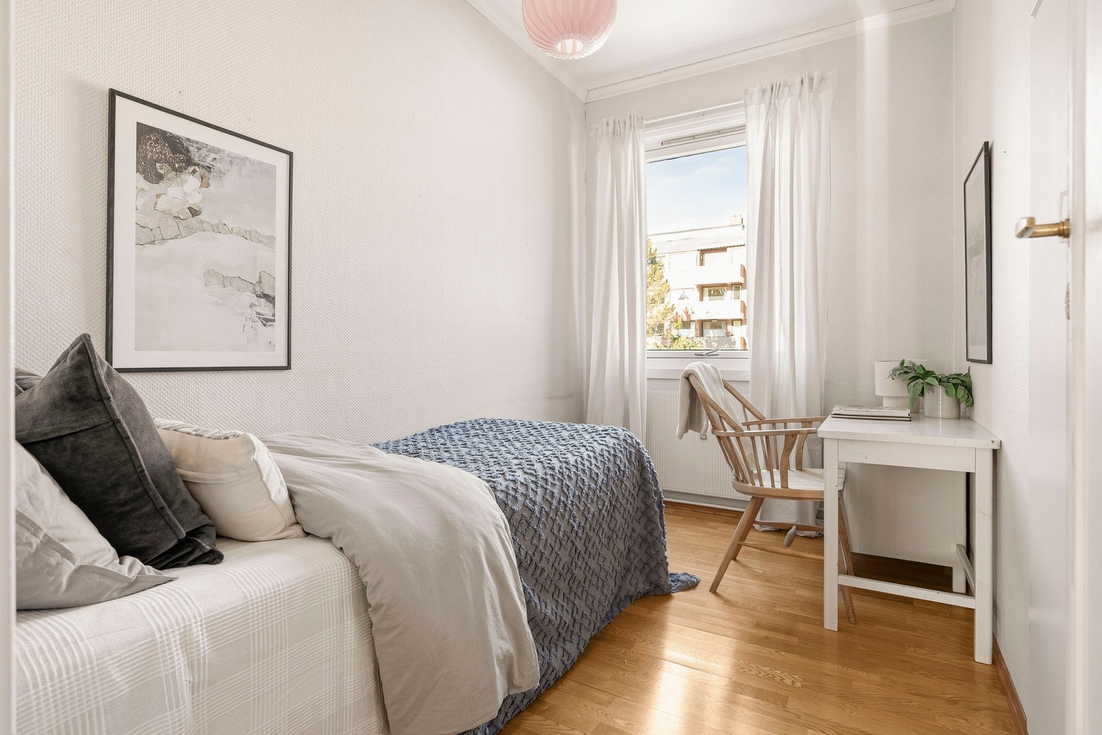 De andre soverommene er også av god størrelse med plass til en seng, nattbord og en oppbevaringsløsning. Galleribilde