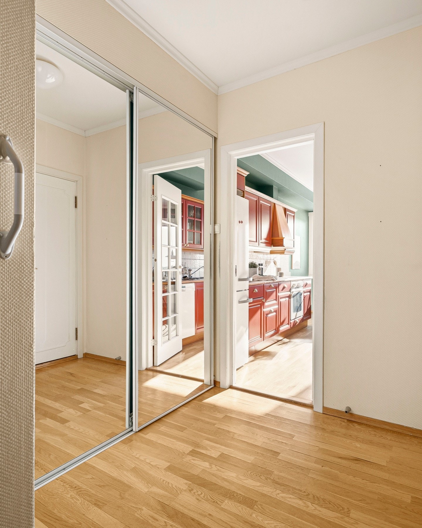 Det er satt inn en skyvedørsgarderobe med speilfronter med god plass til å henge fra seg yttertøyet. Galleribilde