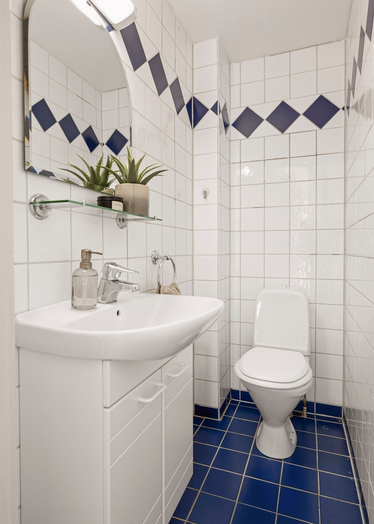 Vegg i vegg med badet finner du et toalettrom med flislagt gulv og gulvvarme. Galleribilde