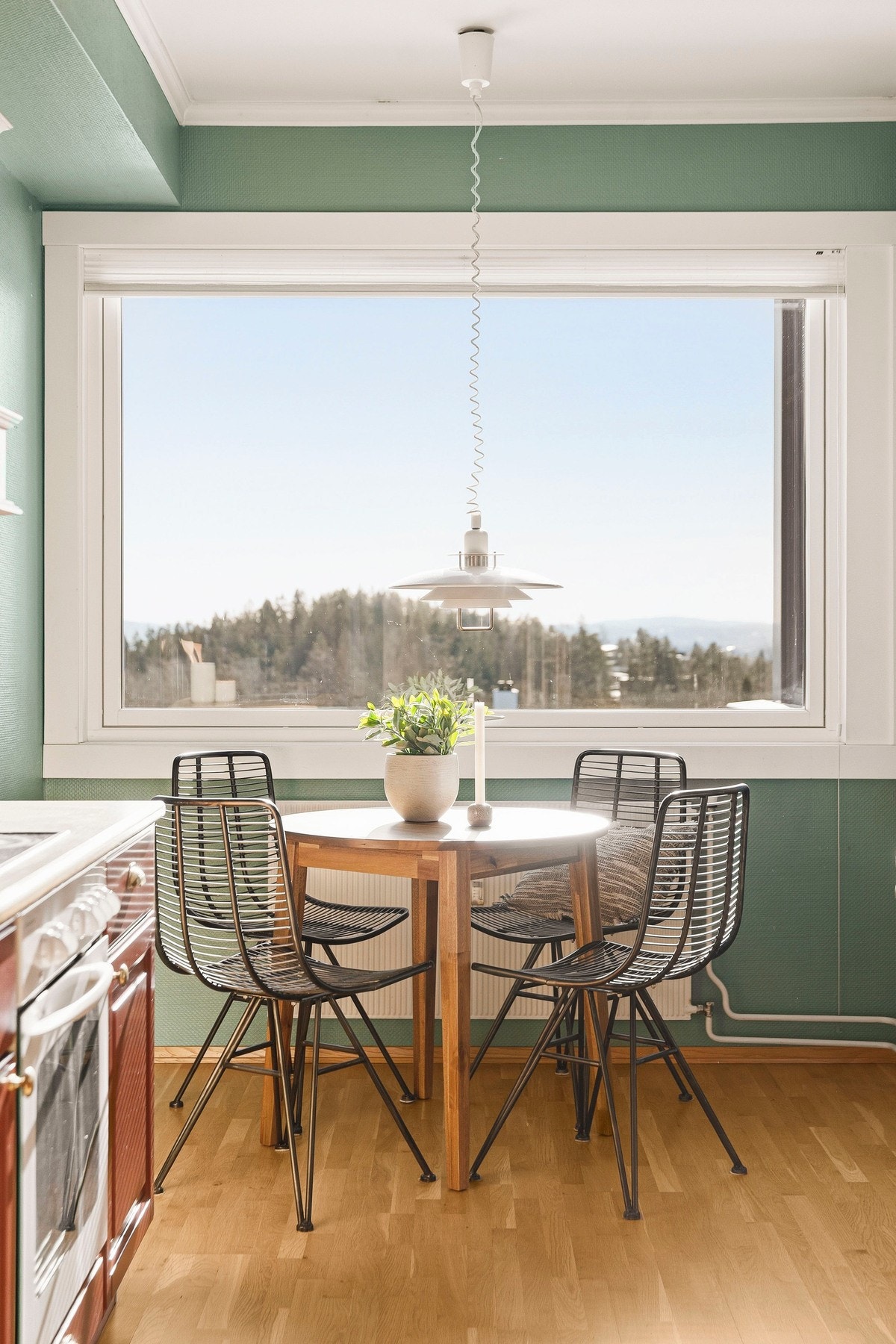 Ved vindu har du plass til et spisebord og stoler hvor du kan nyte en bedre frokost. Galleribilde