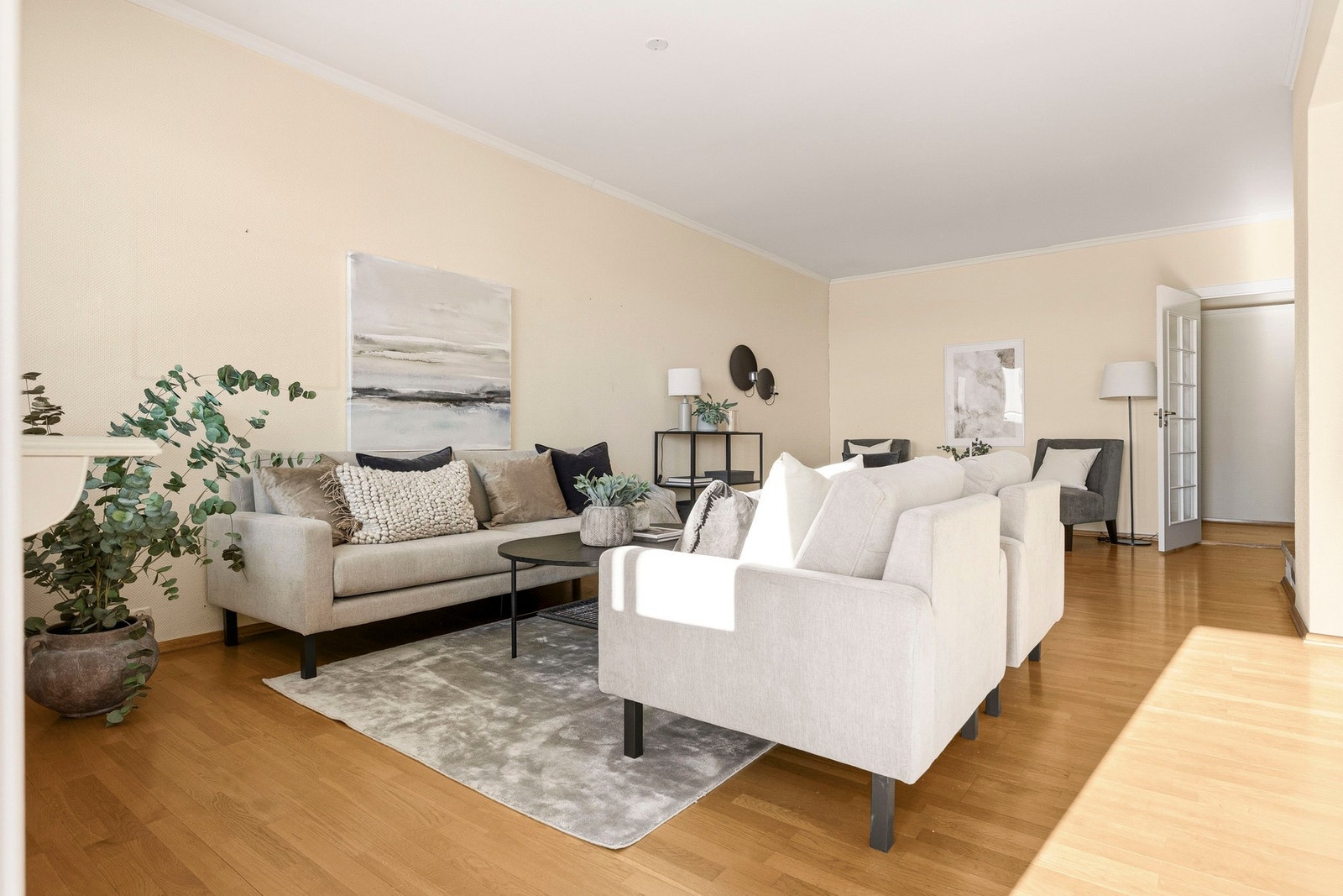 Veggene er malt lyse og gulvet er dekket med parkett. Galleribilde