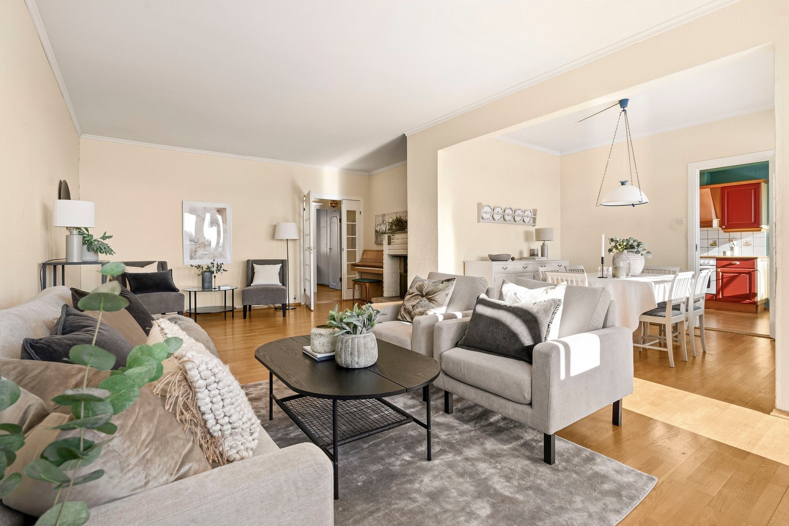 Stuen har god utforming med naturlig plass til en spisegruppe, sofa og TV med tilhørende møblement. Galleribilde