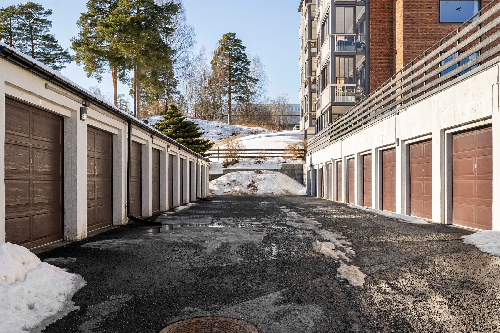 Leiligheten disponerer en garasjeplass med mulighet for etablering av elbillader. Galleribilde