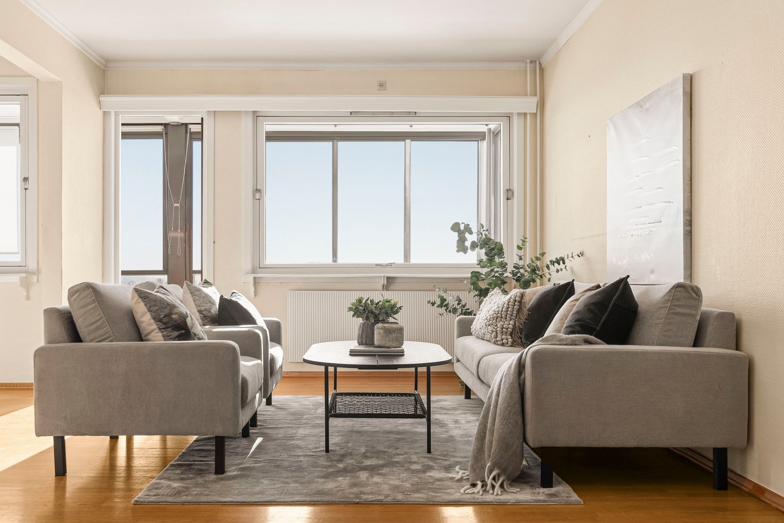 De store vindusflatene gir godt med naturlig lysinnslipp og en luftig romfølelse. Galleribilde