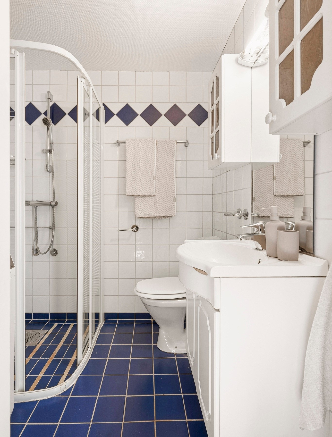 Leiligheten har et flislagt bad fra 2000 med behagelig gulvvarme. Galleribilde