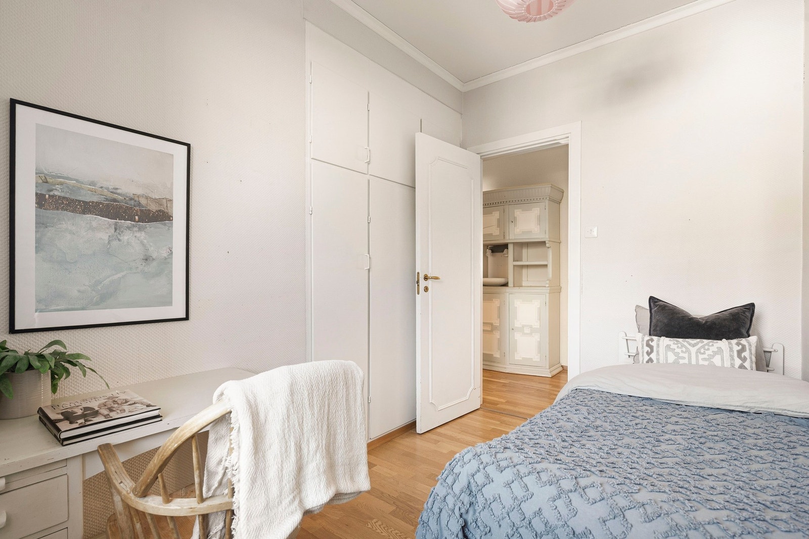 De andre soverommene er også av god størrelse med plass til en seng, nattbord og en oppbevaringsløsning. Galleribilde