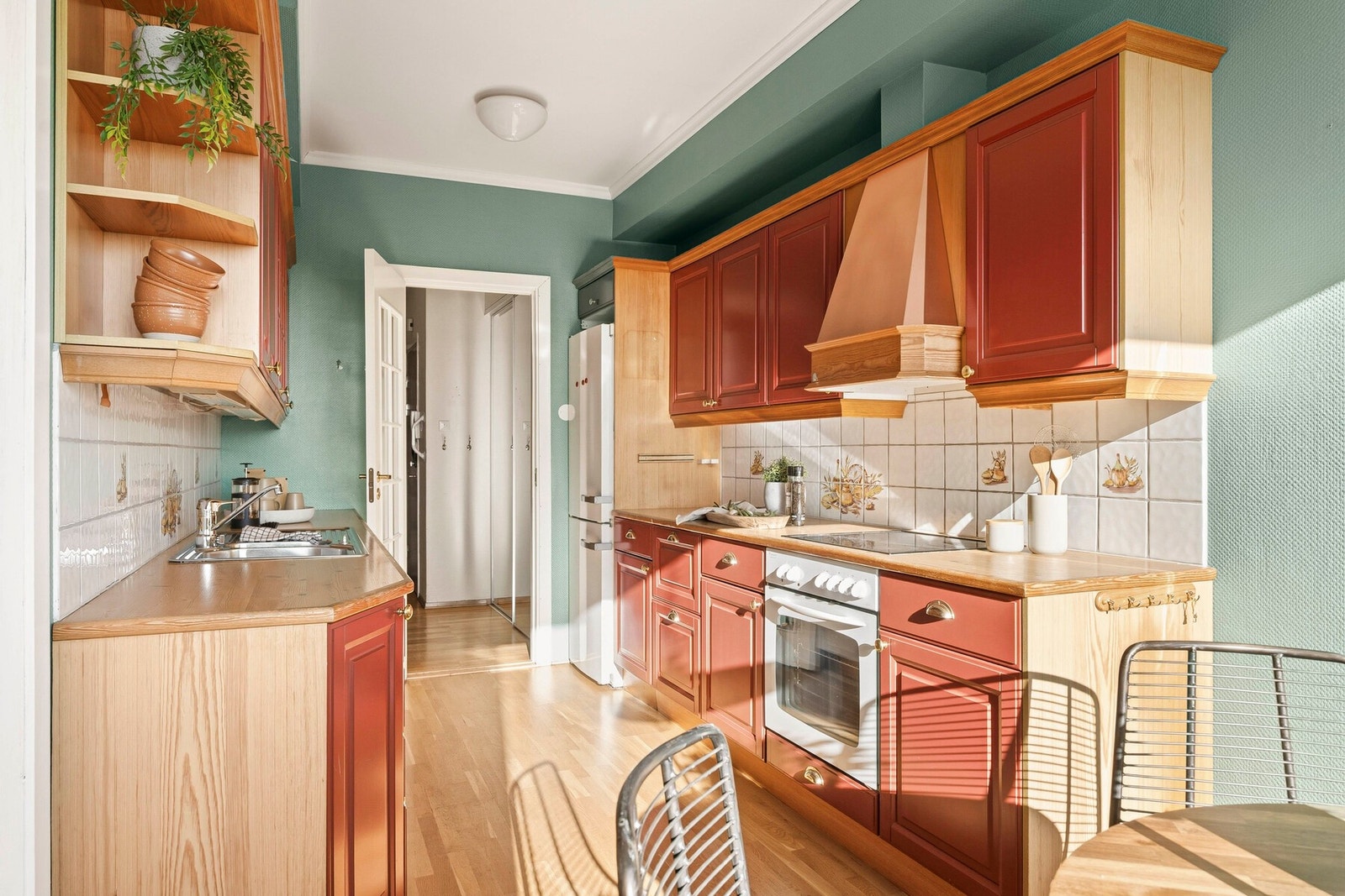 Det er god skap- og benkeplass for matlaging og oppbevaring av kjøkkenredskaper. Galleribilde