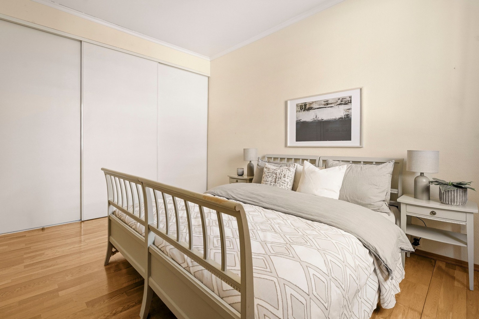 Det er satt inn en skyvedørsgarderobe med god plass til oppbevaring av klær og tilbehør. Galleribilde