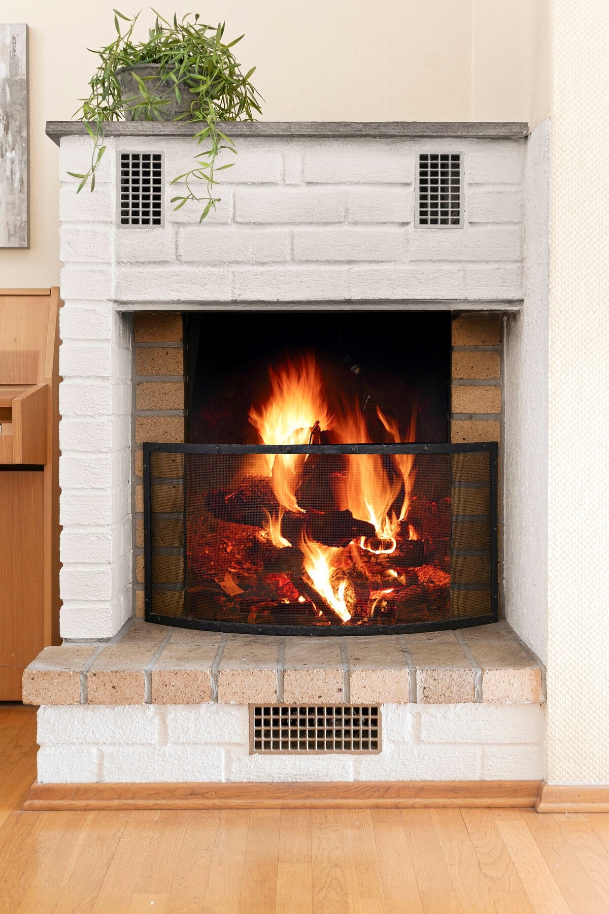 Det er satt inn en åpen peis som byr på ekstra varme og lun atmosfære på kalde dager. Galleribilde