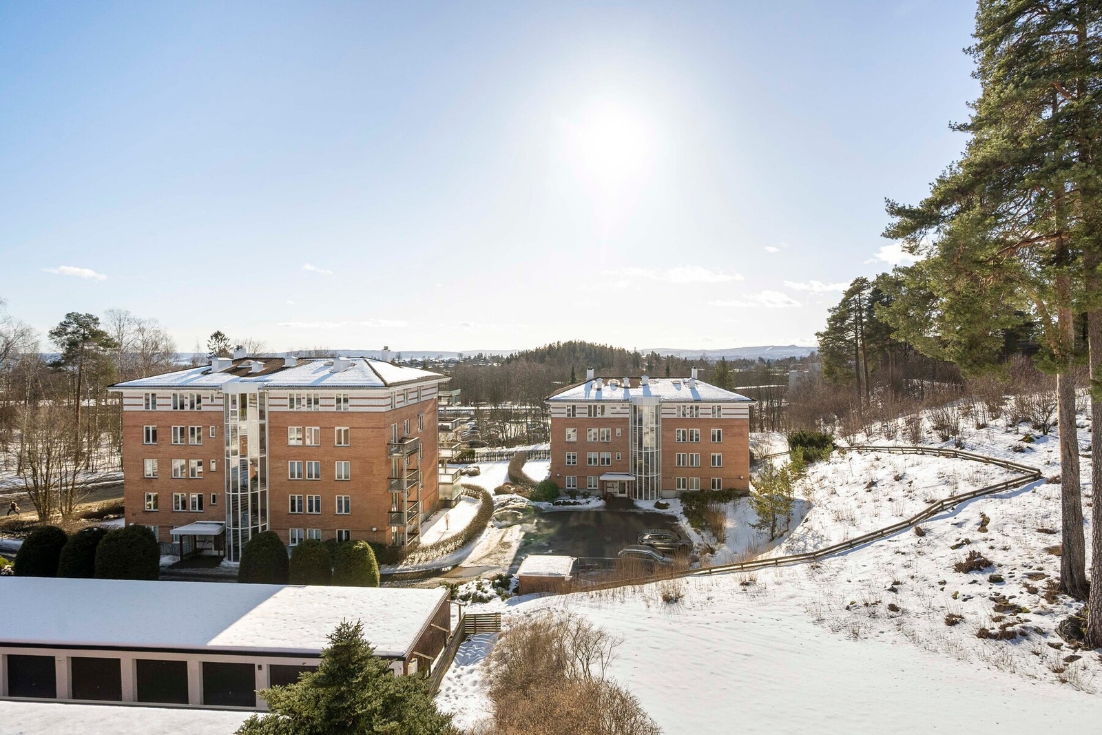 Fra balkongen har du utsikt som strekker seg helt til fjorden og gode solforhold på sommerstid. Galleribilde