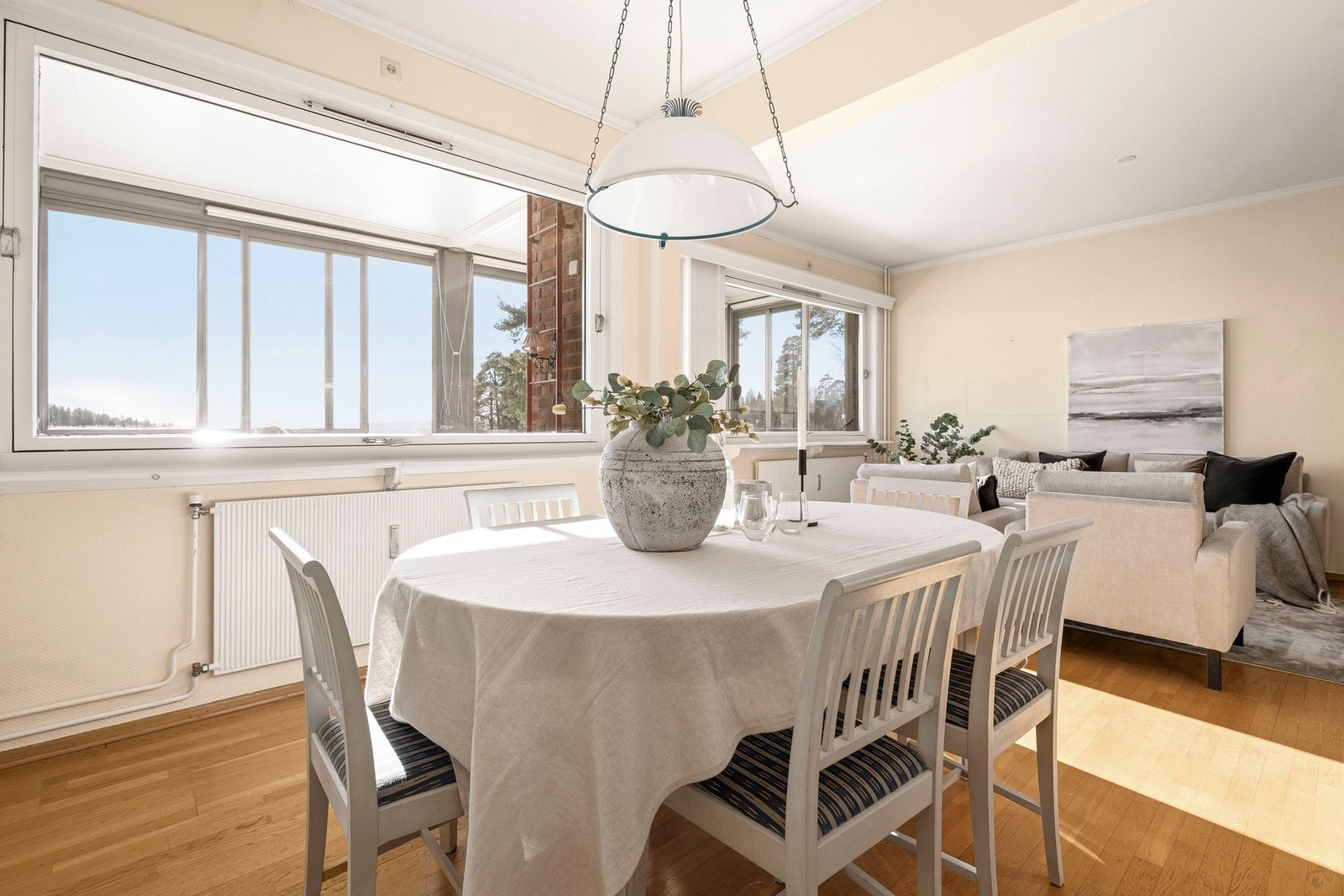 De store vindusflatene gir godt med naturlig lysinnslipp og en luftig romfølelse. Galleribilde