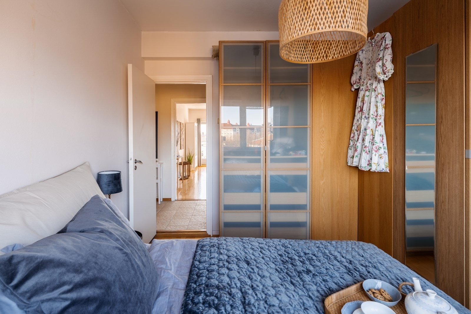 Det er satt inn praktisk garderobeskap for lagring av klær og andre eiendeler. Galleribilde