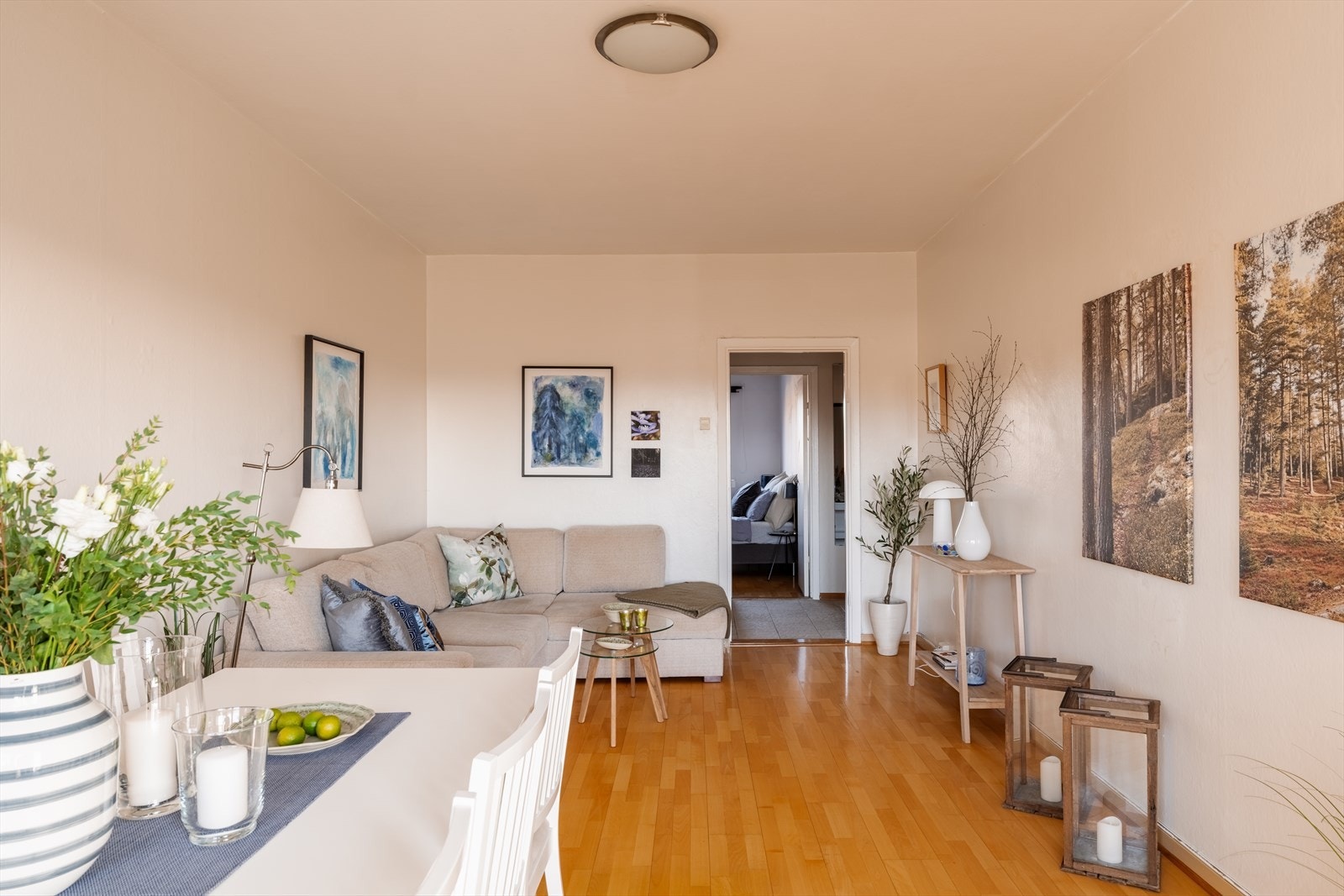 Lysmalte overflater som gjør det enkelt å sette ditt eget preg med møblering. Galleribilde