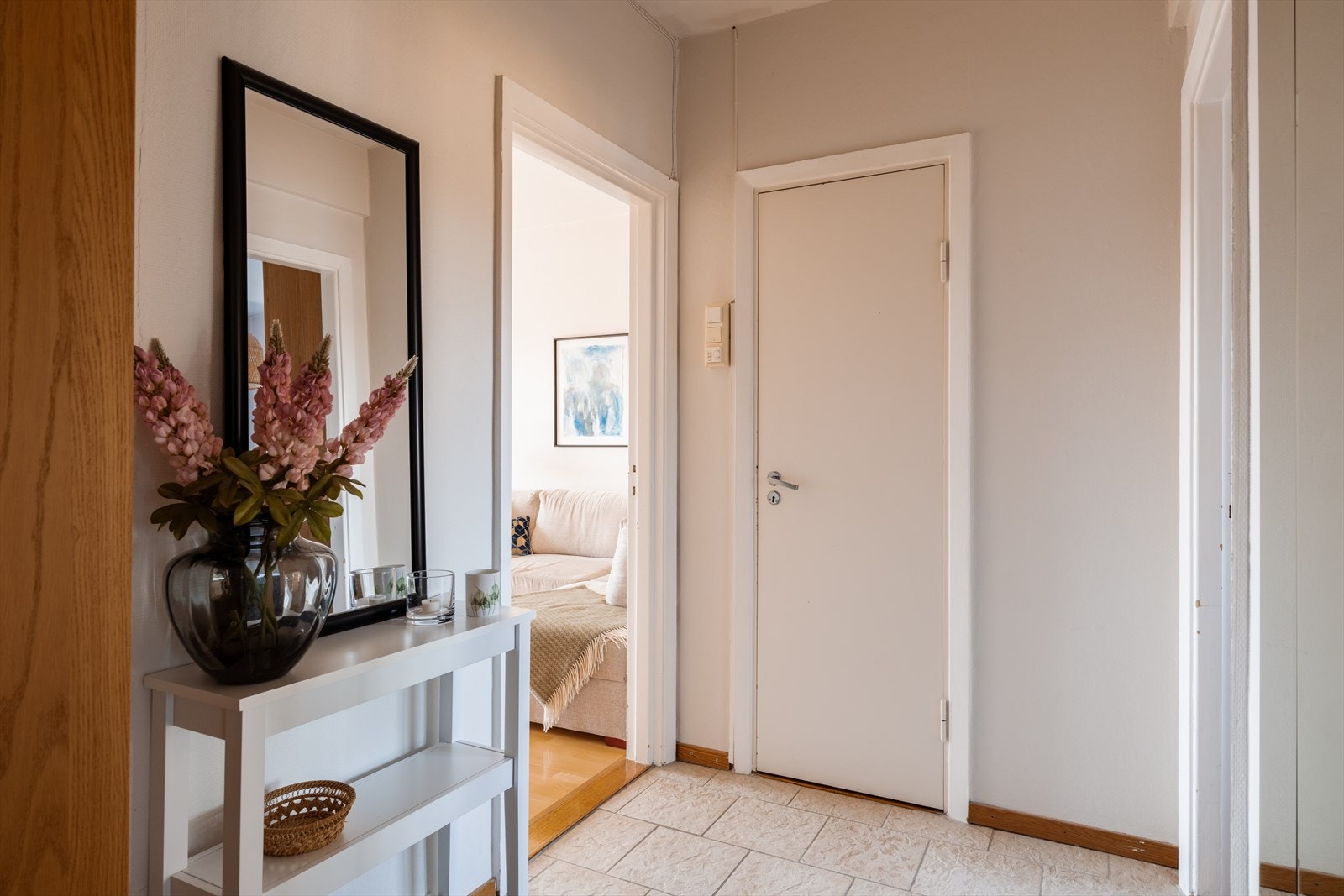 Entréen er romslig med plass for garderobeskap. Galleribilde