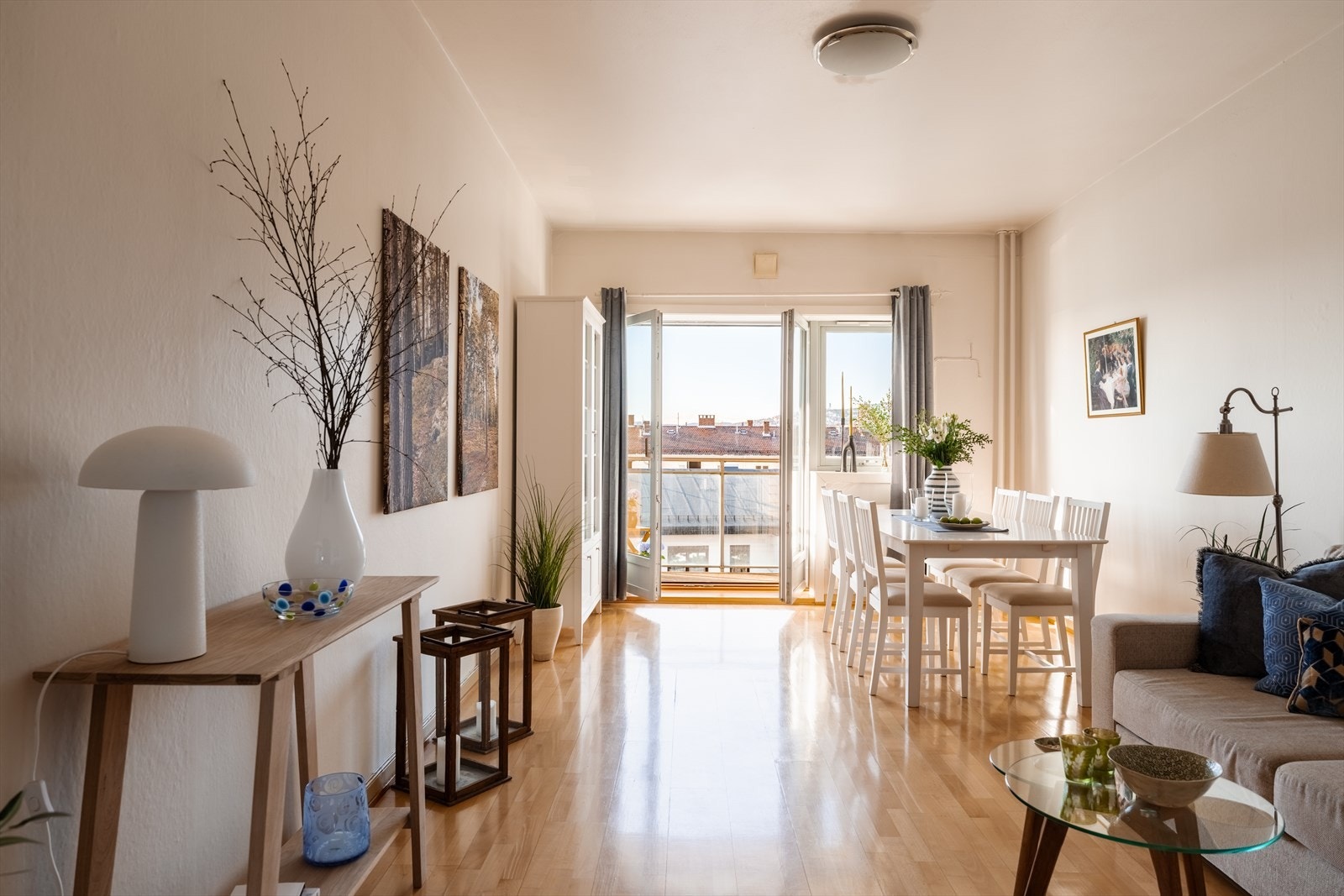 En gjennomgående og meget lys 2-roms selveier beliggende usjenert til på Torshov. Galleribilde