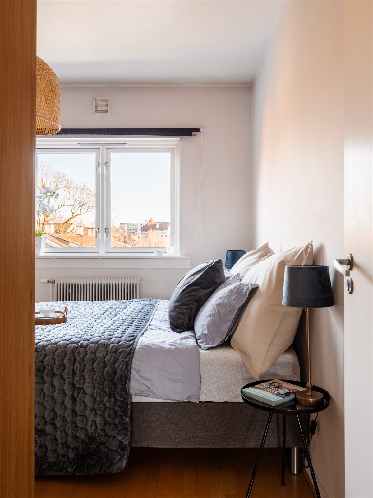 Det romslige soverommet har plass for dobbeltseng med tilhørende nattbord på hver side. Galleribilde