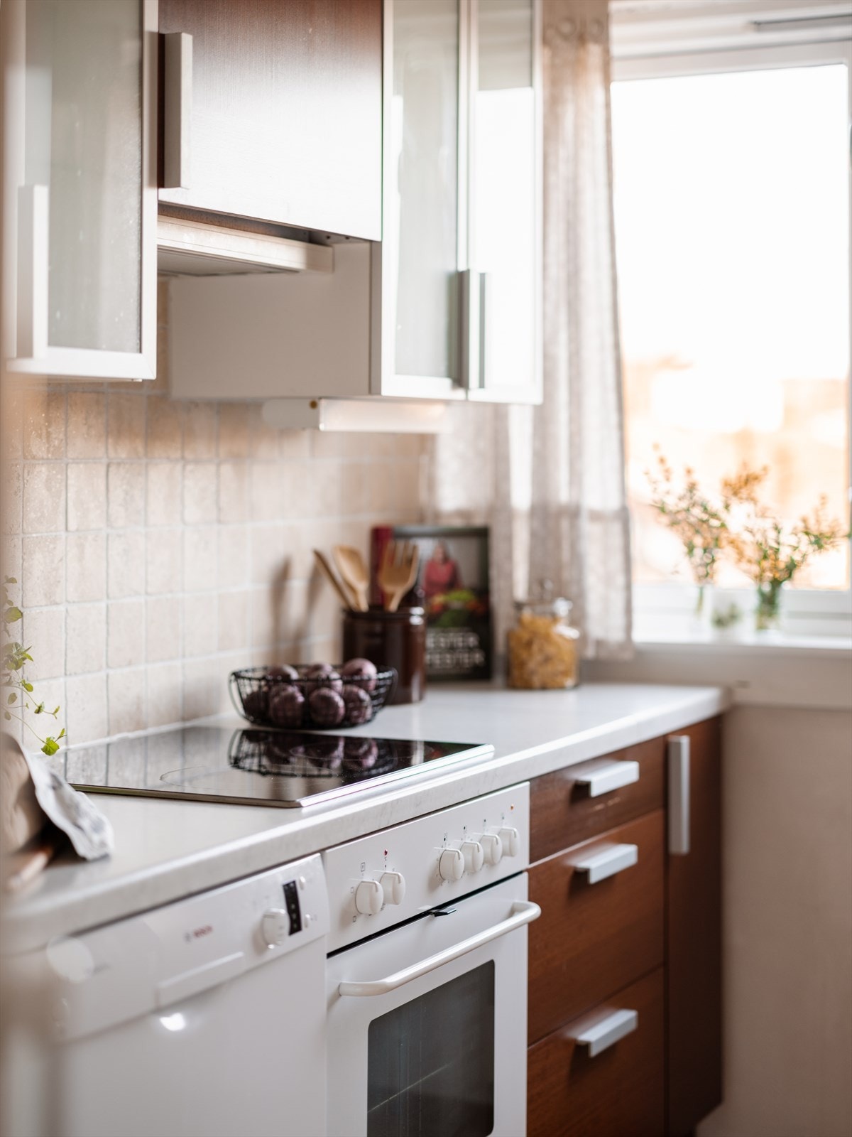 Det er opplegg for oppvaskmaskin, integrert komfyr og nedfelt platetopp. Frittstående kjøleskap. Galleribilde