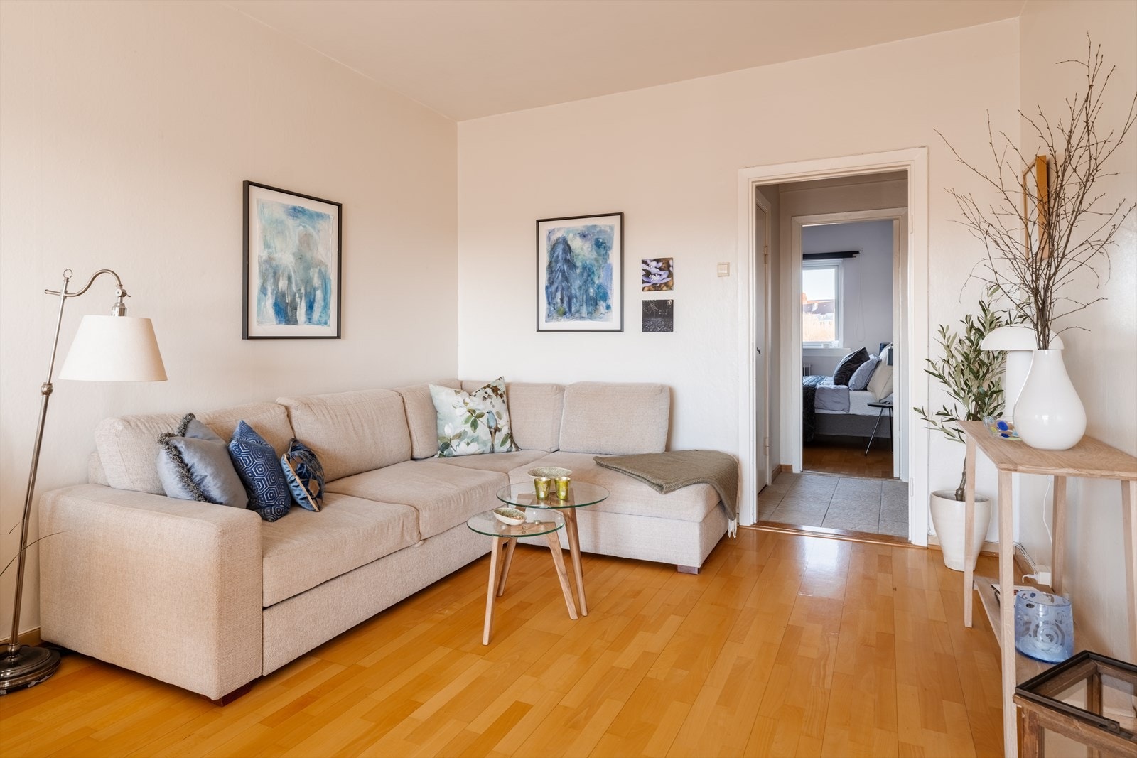 Noen leiligheter i sameiet har flyttet kjøkkenet ut i stuen og etablert 3-roms. Kjøper må selv undersøke muligheten for dette. Galleribilde