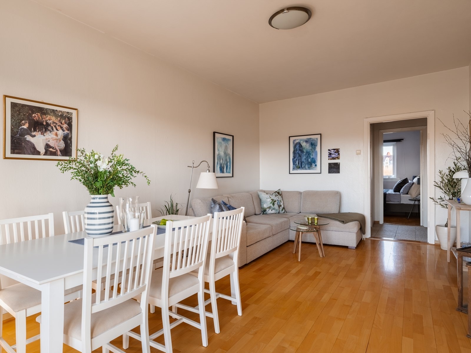 Den luftige stuen har gode møbleringsmuligheter for sofagruppe, spisebord og annet møblement. Galleribilde