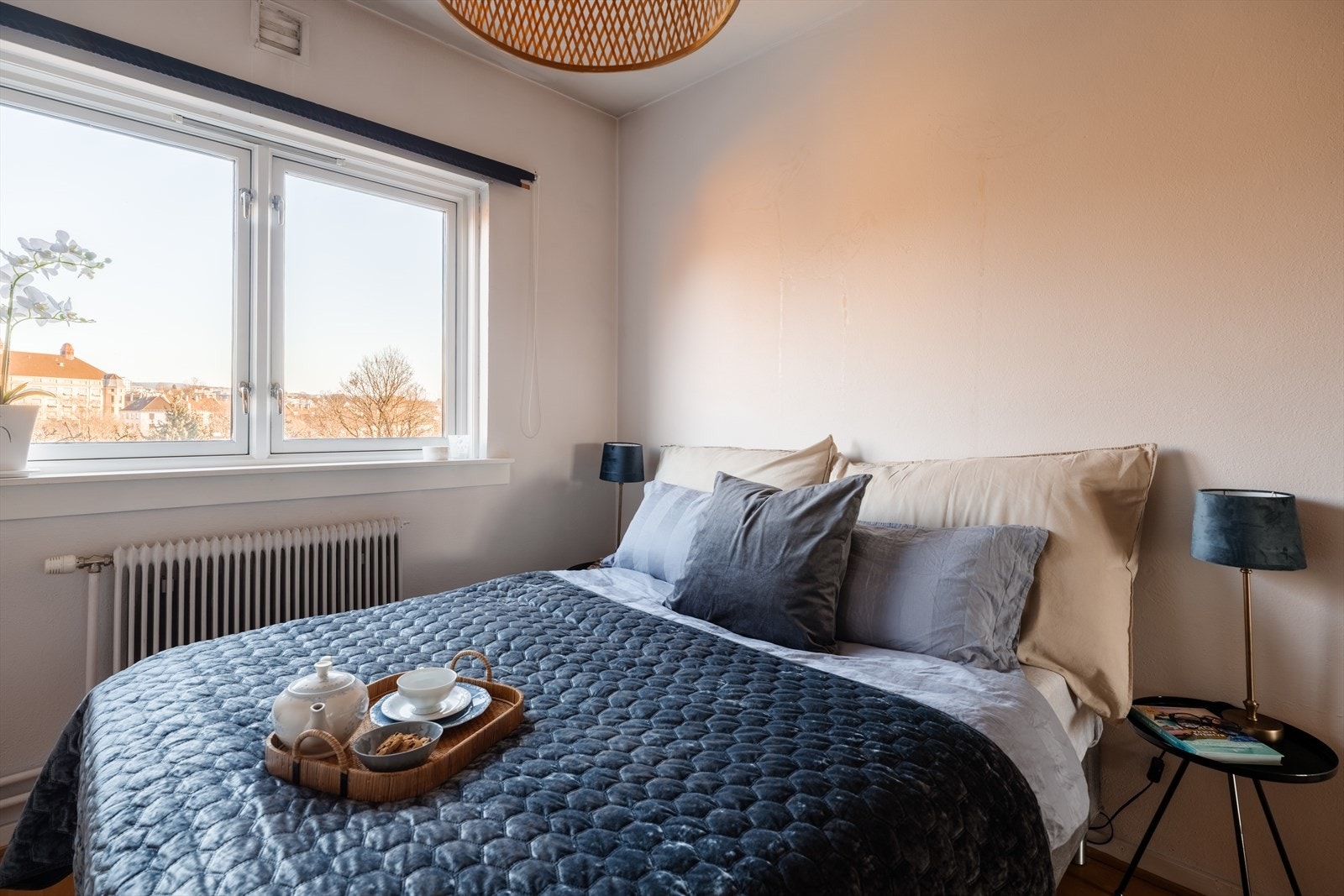 Vinduet på soverommet gir et fint lysinnslipp i rommet. Galleribilde