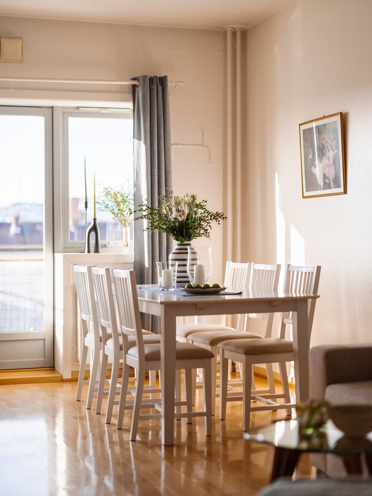 God plass til stort spisebord - perfekt for å samle venner og familie til et hyggelig måltid. Galleribilde