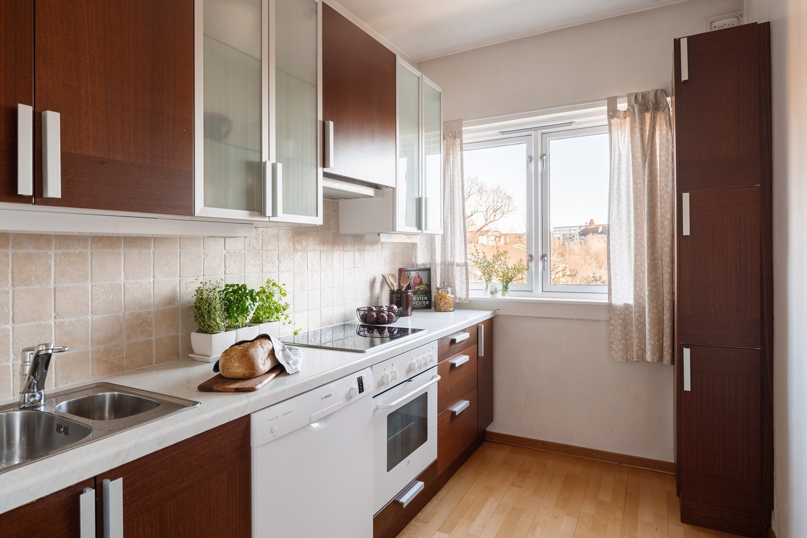 Leiligheten har et hyggelig, separat kjøkken med flott vindu. Galleribilde