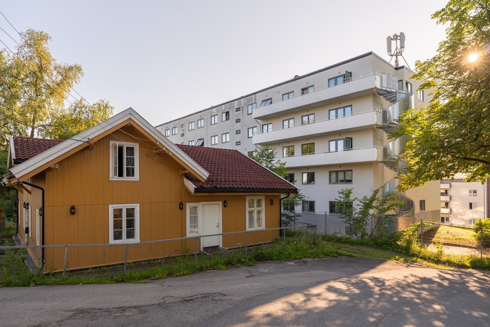 Adkomst fra Vossegata - inngang på nordsiden av bygget. Galleribilde
