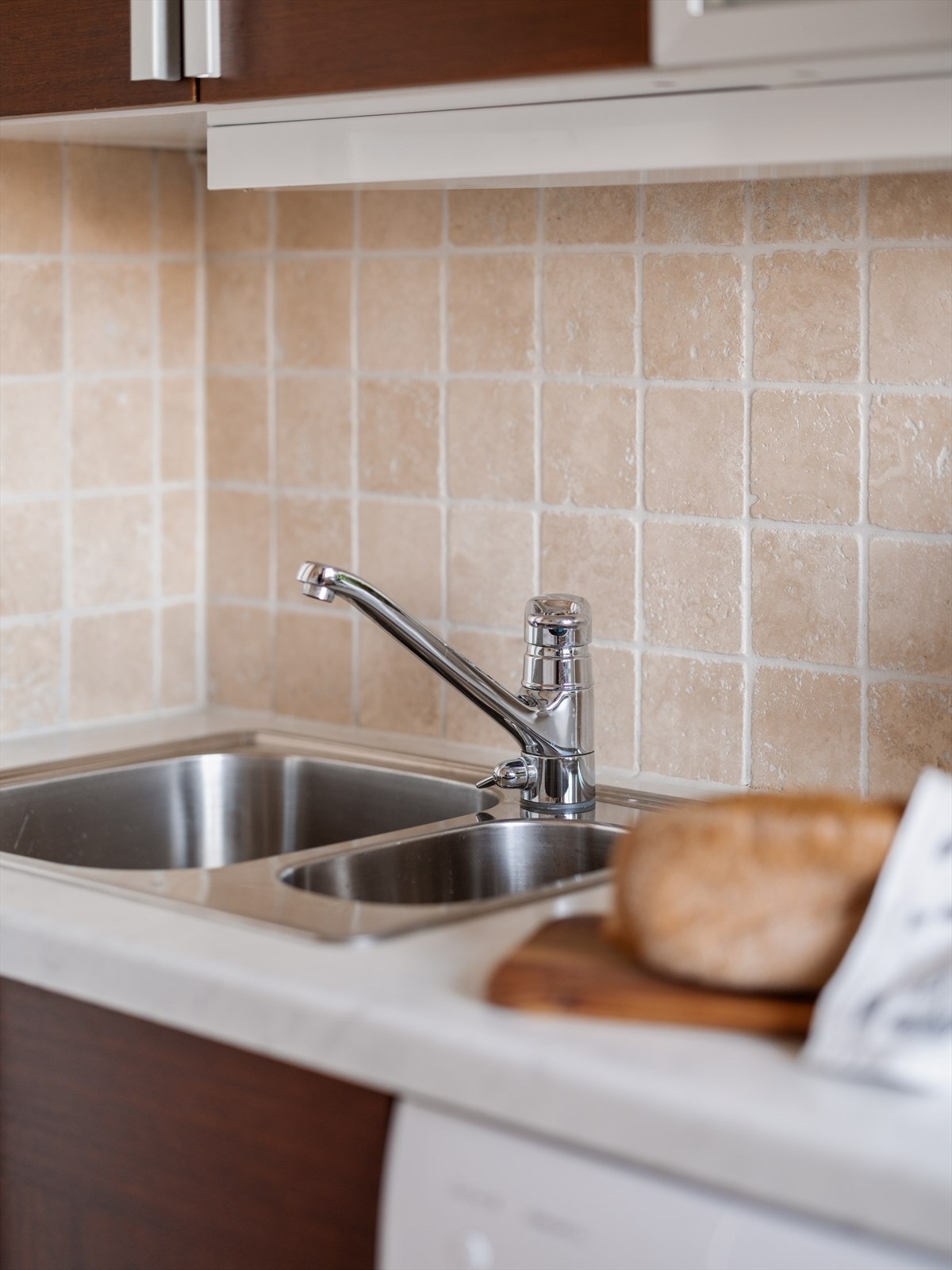 Kjøkkenet er godt utnyttet med rikelig skap- og benkeplass, for både oppbevaring og matlagning. Galleribilde