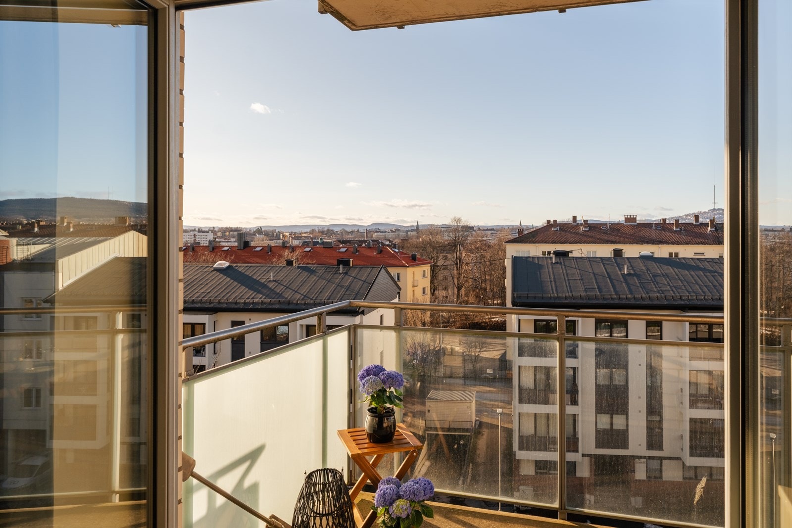 Balkongen ligger vendt mot vest med sol fra 15:00 - 22:00 på sommerstid Galleribilde