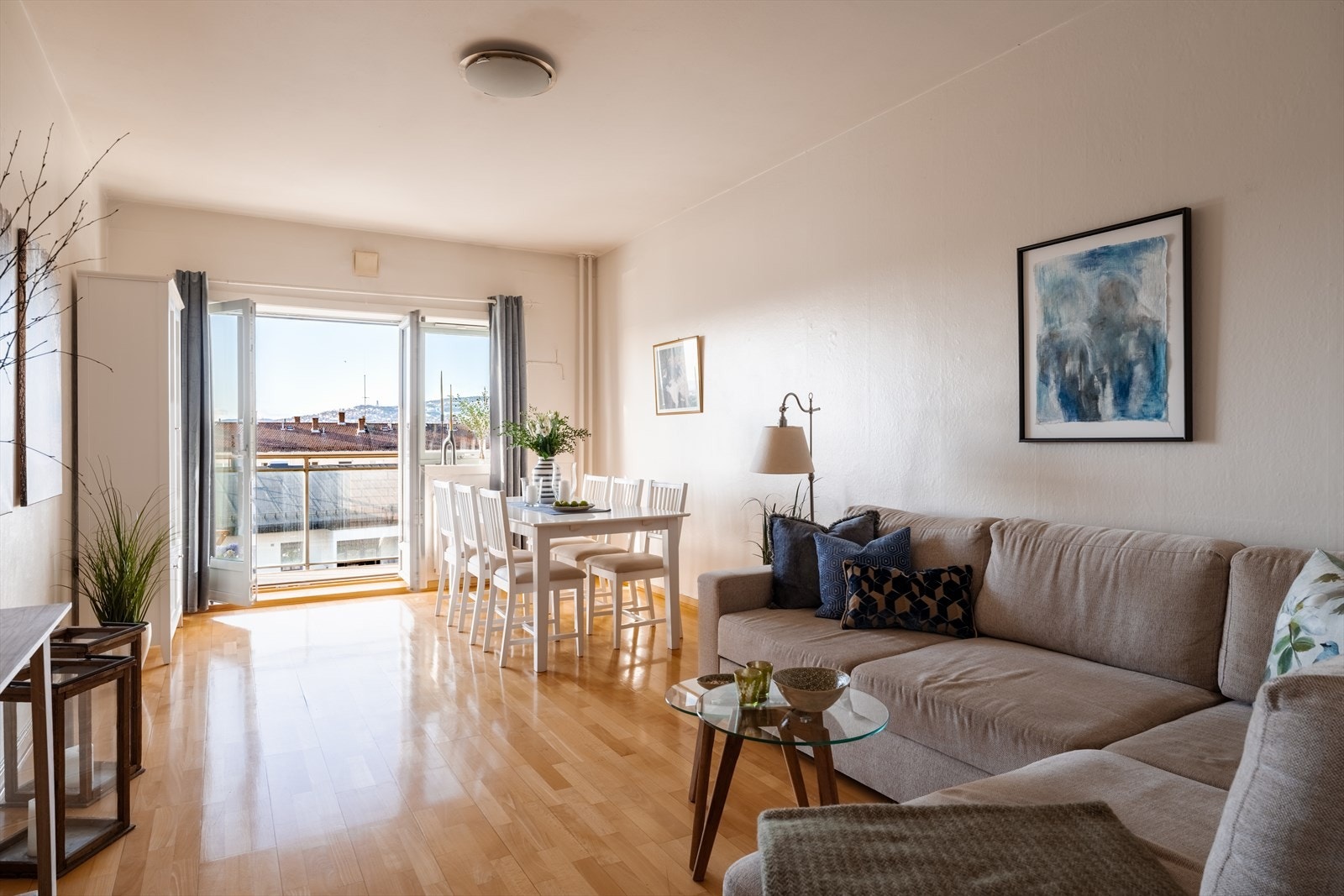 Stuen får inn masse naturlig lysinnslipp fra store vindusflater. Galleribilde