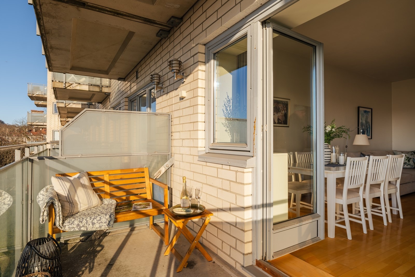 Balkongen har plass med sittegruppe, grill og beplantning. Galleribilde