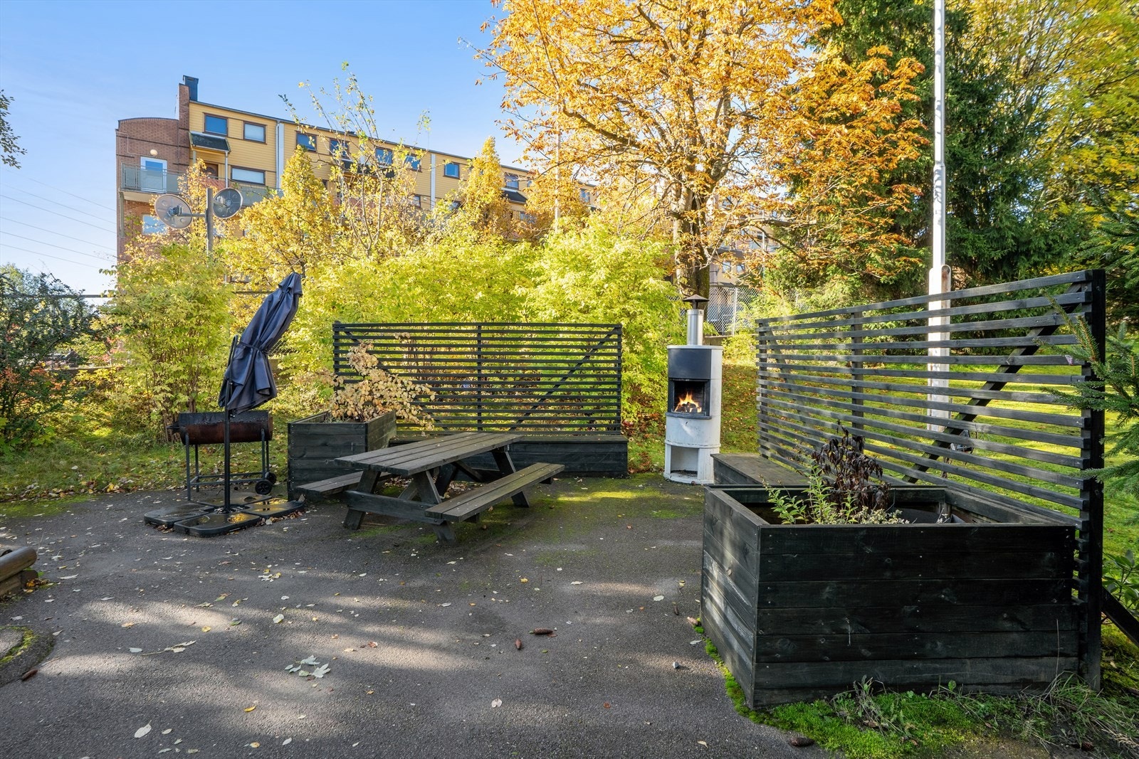 Tomten byr på lekeapparater for de minste samt sittebenker som legger til rette for et sosialt og inkluderende naboskap. Galleribilde