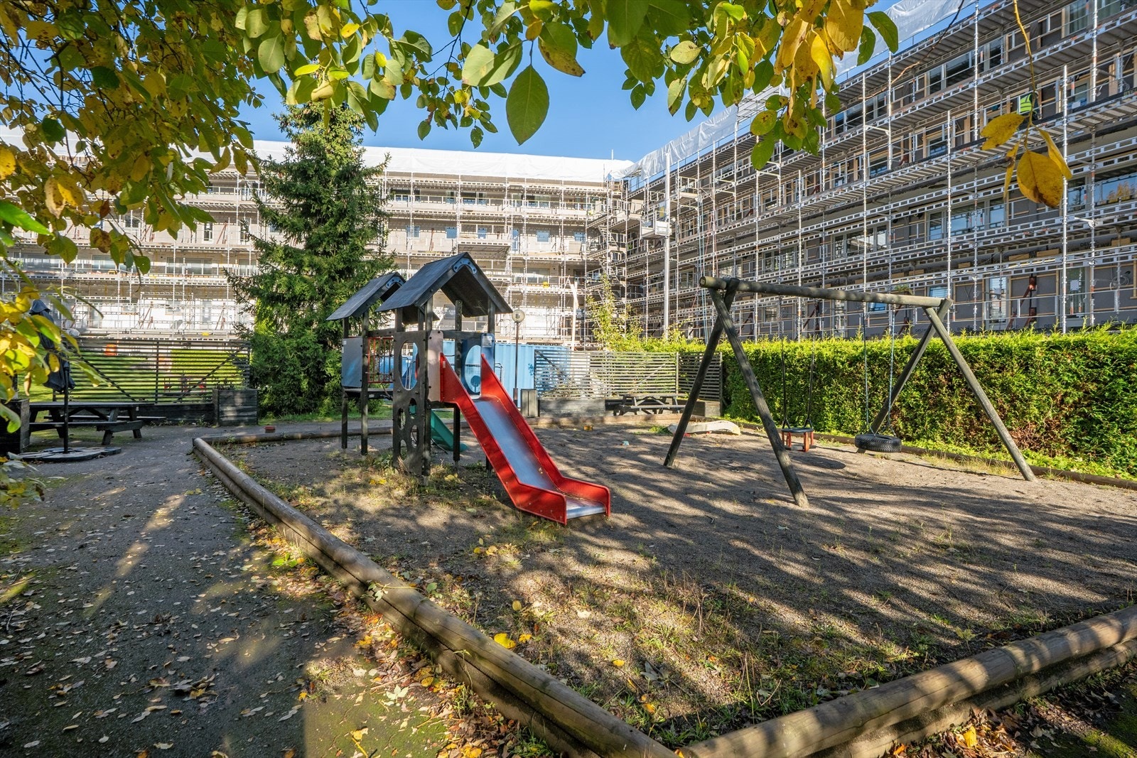 Fellesarealene er pent opparbeidet med gressplen og variert beplantning. Galleribilde