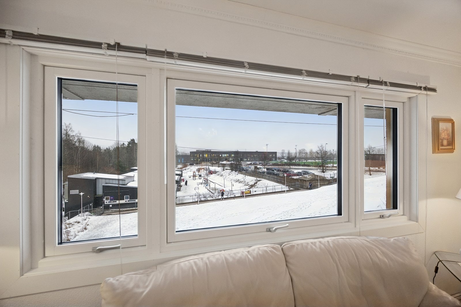 Fra stuen har du hyggelig utsyn mot barnehage og skole, og gode lysforhold gjennom store vinduer. Galleribilde