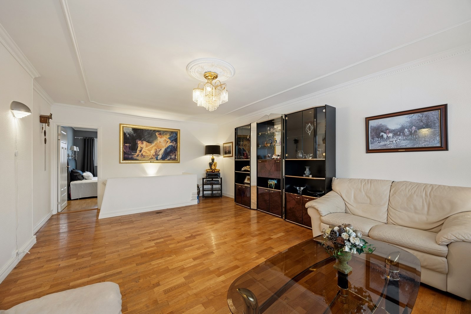 Stuen oppleves luftig, med fleksible møbleringsmuligheter. Galleribilde