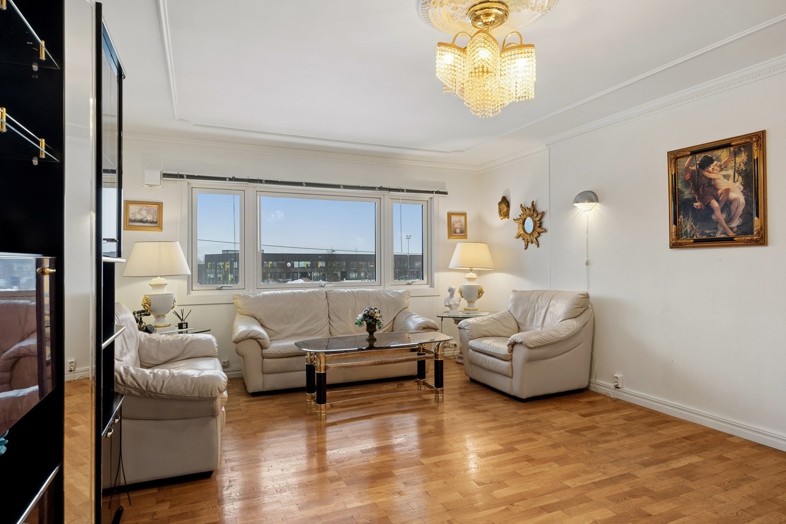 Store vindusflater gir flott lysinnslipp og en behagelig atmosfære i oppholdsrommet. Galleribilde