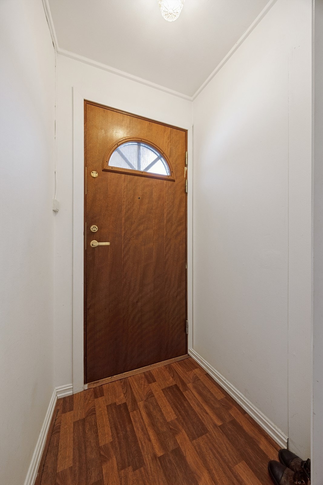 Lys entré med god plass til oppbevaring og praktisk garderobeløsning. Galleribilde