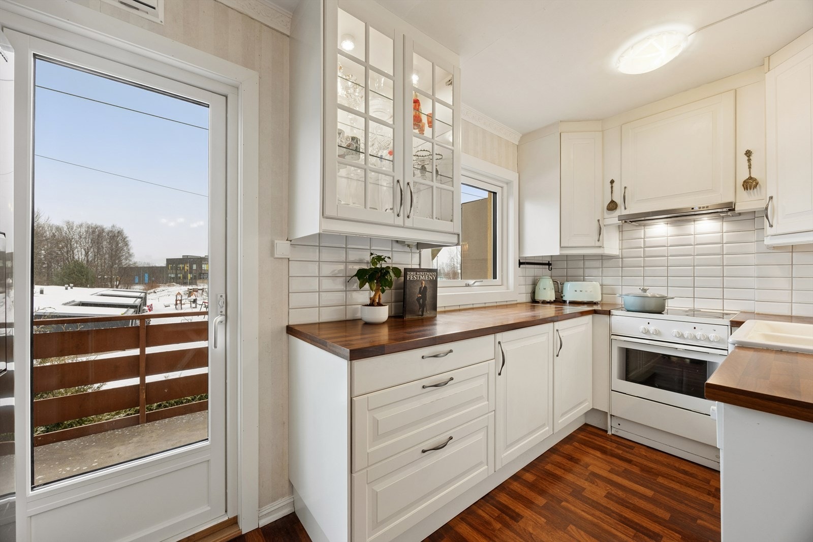 Lyst og funksjonelt kjøkken med profilerte fronter, laminat benkeplate og god arbeidsplass. Galleribilde