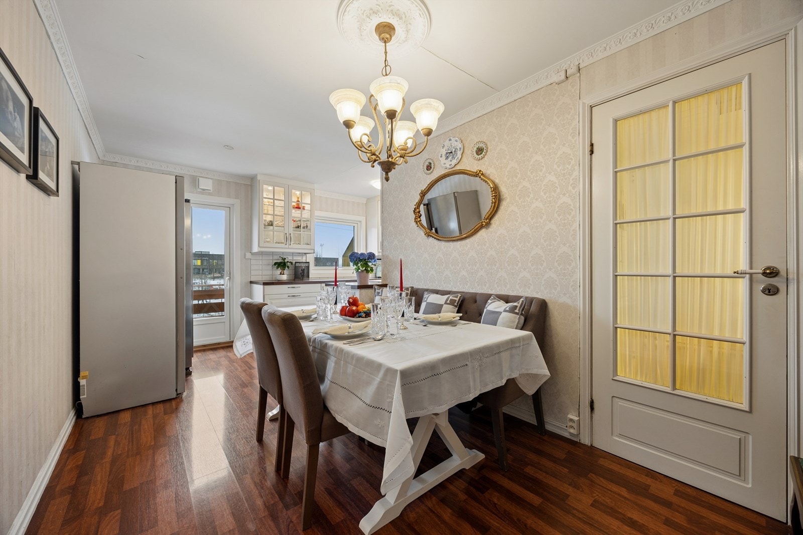 Romslig spiseplass i tilknytning til kjøkkenet, ideelt for både hverdag og selskap. Galleribilde