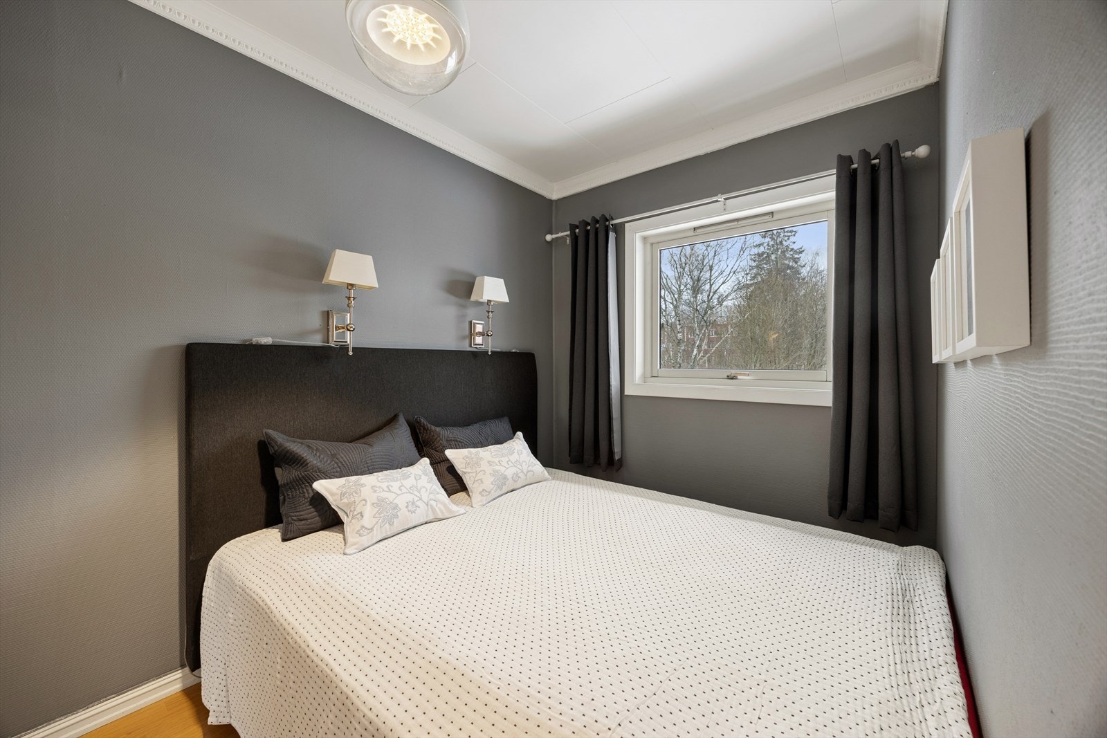 I 2. etasjen finner du et soverom med plass til seng og nødvendig møblering. Galleribilde