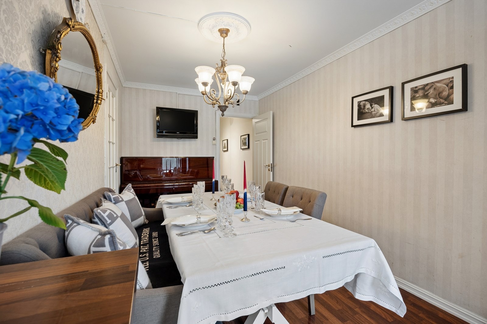 Kjøkkenet har en gjennomgående romfølelse og en naturlig overgang mot resten av oppholdsarealet. Galleribilde